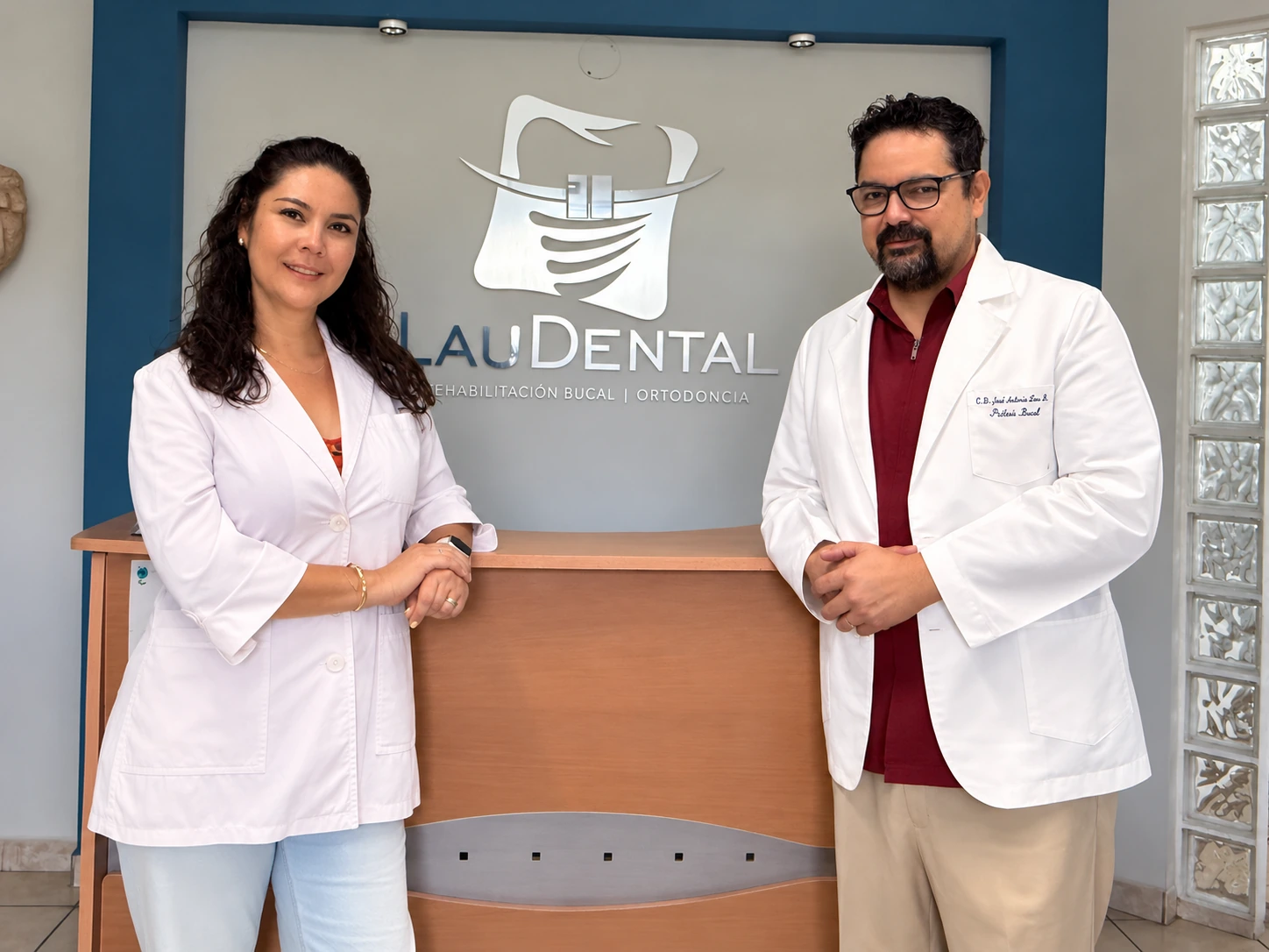 Dr. José Antonio Lau Becerril y Dra. Laura Susana López Martín en Lau Dental